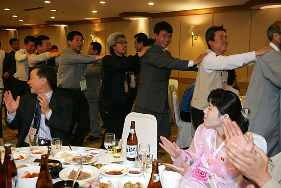 노래패 희망새의 공연으로 환송만찬의 분위기가 무르익자 남북의 노동자가 한데 어울려 기차놀이를 하며 마지막 일정의 아쉬움을 달랬다. [사진-통일뉴스 김주영 기자]