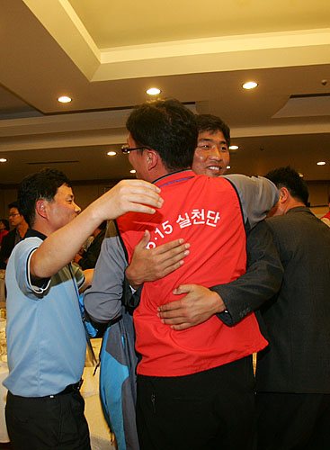 3박4일간의 마지막 공식일정인 환송만찬을 마친 남북 노동자들이 만찬장을 떠나지 못하며 작별인사를 하고 있다. [사진-통일뉴스 김주영 기자]