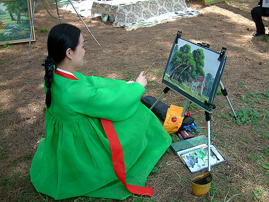 동명왕릉 앞에서 그림 그리는 처녀의 모습이 곱다.[사진-통일뉴스 김양희객원기자]