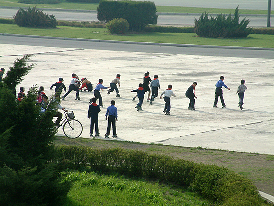 만경대학생소년궁전 앞 광장에서 롤러스케이트를 타는 청소년들의 모습. [사진-통일뉴스 김양희객원기자]