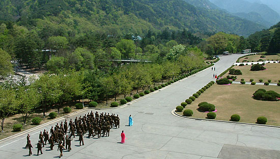 국제친선관람관에 참관을 온 군인들. [사진-통일뉴스 김양희객원기자]