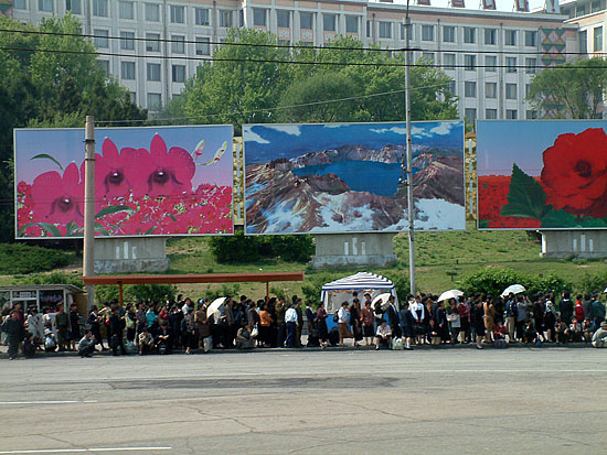 김일성, 김정일화(花) 선전물이 게시된 거리. [사진-통일뉴스 김양희객원기자]