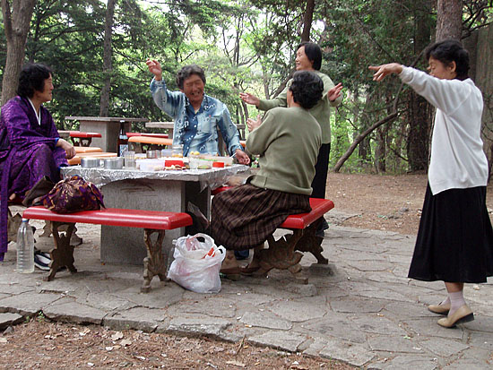 을밀대로 소풍나온 아낙들이 춤과 노래로 흥을 돋우고 있다. [사진-통일뉴스 김양희객원기자]