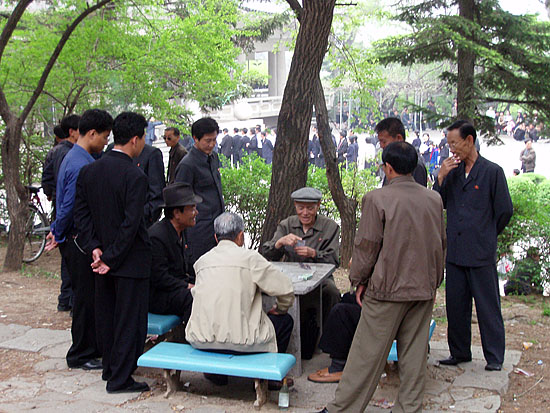 을밀대 주변 공원에서 카드놀이를 하고 있는 노인들.[사진-통일뉴스 김양희객원기자]