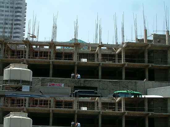 대성식당 옆으로 건축되고 있는 건물의 모습. [사진-통일뉴스 김양희객원기자]