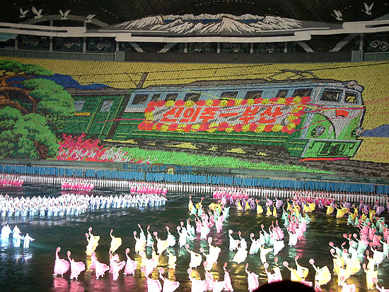남북간 경의선 철도도로연결 군사보장 문제가 남북장성급군사회담에서 논의 되고 있는 가운데 지난 5일 펼쳐진 마지막 아리랑 공연에는 북측의 경의선 철도 연결의지를 볼 수 있는 내용이 펼쳐졌다. [사진-통일뉴스 김양희 객원기자]