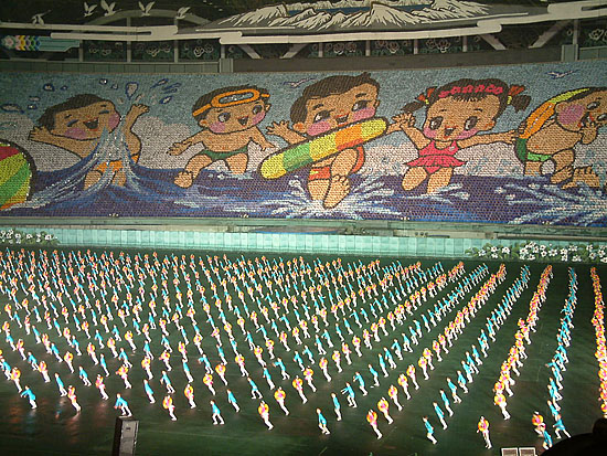 아이들의 해맑은 모습을 묘사한 카드섹션과 집단체조가 펼쳐졌다. [사진-통일뉴스 김양희객원기자]