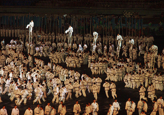 '아리랑 민족의 기상'. 기존의 '인민의 군대'장면이 빠지고 태권도를 선보이는 장면으로 올해 공연서 처음 선보인 것.[사진-통일뉴스 김양희객원기자]