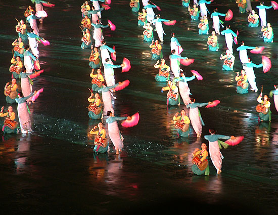 이날 폭우가 쏟아져 바닥이 흥건해진 가운데서도 공연을 끝까지 선보였다. [사진-통일뉴스 김양희 객원기자]