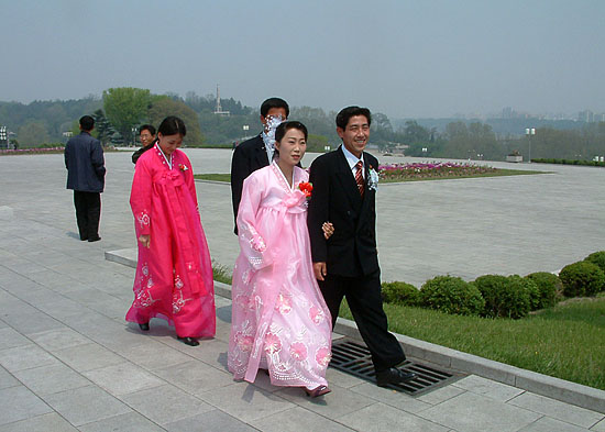 5월 평양 거리를 지나는 신혼부부의 모습. [사진-통일뉴스 김양희객원기자]