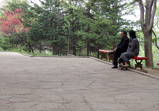 을밀대에서 데이트를 즐기는 연인의 모습. [사진-통일뉴스 김양희 객원기자]