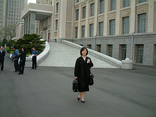 교복을 단정히 차려입은 김일성대학 학생의 모습.[사진-통일뉴스 김양희객원기자]