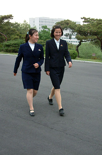 다정히 동무와 이야기 나누며 걸어가는 김일성대학 학생들.[사진-통일뉴스 김양희객원기자]