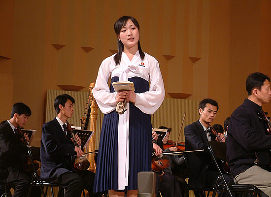 김원균 명칭 평양음악대학 학생들의 공연을 준비하는 모습. [사진-통일뉴스 김양희객원기자]