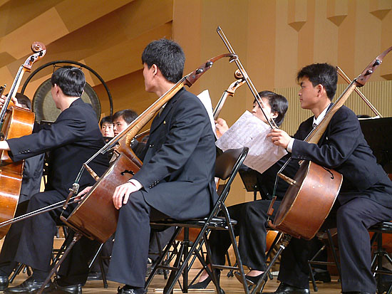 김원균 명칭 평양음악대학 학생들이 공연을 준비하는 모습. [사진-통일뉴스 김양희객원기자]
