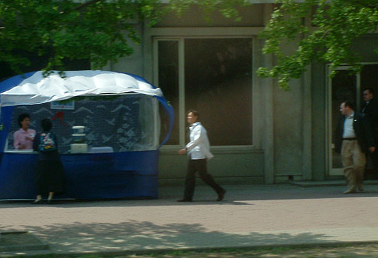 평양시내 거리에 위치한 간이매대의 모습. [사진-통일뉴스 김양희 객원기자]