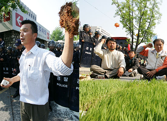 정부종합청사 진입을 제지당한 농민들이 그 자리에 주저앉아 약식집회를 진행했다. [사진-통일뉴스 김주영 기자]