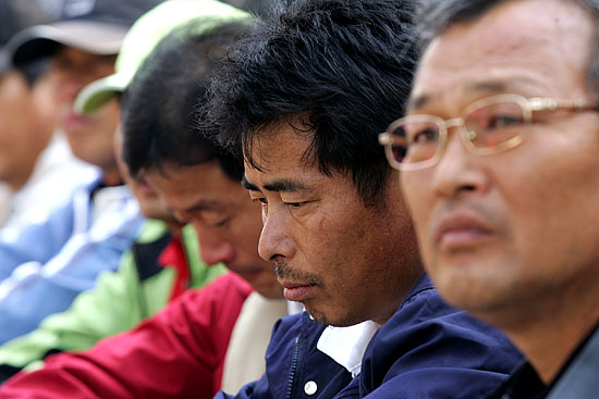 국산쌀로 둔갑한 수입쌀의 싼 가격에 밀리면 정작 국산쌀도 덩달아 값이 떨어지게 된다. 집회 도중 농민들의 표정이 침통하다.[사진-통일뉴스 김주영 기자]