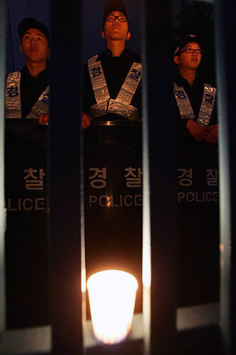 서울 구치소 철문 위로 작가의 석방을 촉구하는 촛불이 타올랐다. [사진-통일뉴스 김주영 기자]
