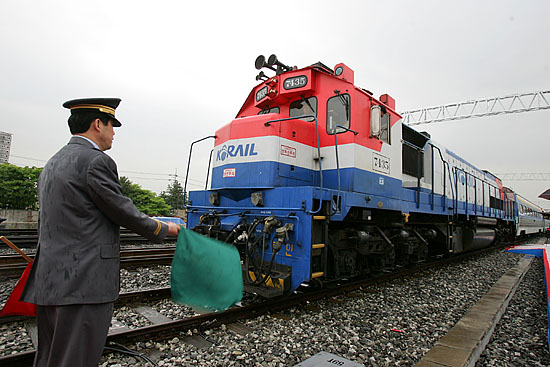 경의선.동해선 열차 시험운행을 하루 앞둔 16일 오전 11시 15분, 경기도 파주시 문산역에서 경의선 시험운행열차인 새마을 7345호 열차가 예행연습차 신호를 받으며 북으로 향하고 있다. [사진-통일뉴스 김주영 기자]