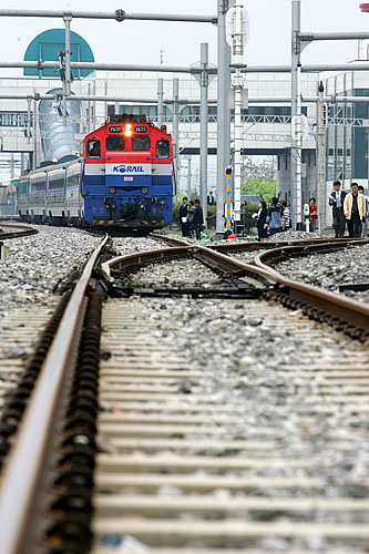 17일 경의선 열차시험운행을 하게 될 새마을 7345호 열차는 내일 낮12시 15분경 분단 반세기 만에 군사분계선(MDL)을 뚫고 북으로 향한다.[사진-통일뉴스 김주영 기자]