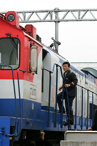 17일 북으로 향할 경의선 열차를 운행할 기관사 신장철(55)씨가 리허설에 앞서 열차에 오르고 있다. [사진-통일뉴스 김주영 기자]