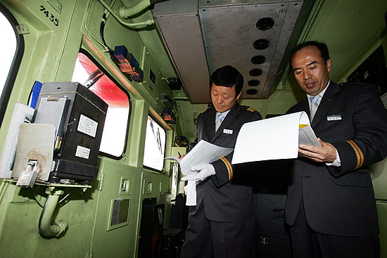 남북 철도를 잇는 경의선 열차를 운행할 신장철 기관사(왼쪽)와 김재균 부기관사(오른쪽)가 꼼꼼히 열차시험운행을 준비하고 있다. [사진-통일뉴스 김주영 기자]