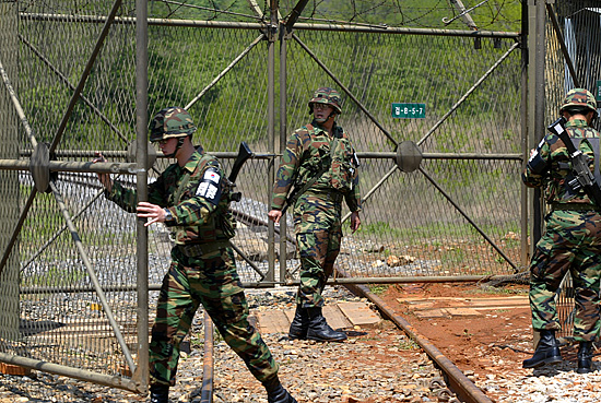 17일 오전 11시경 분단 56년만에 끊어진 철길이 이어지는 남북철도연결시험운행을 앞두고 남방한계선인 제2통문이 열리고 있다. [사진-인터넷사진공동취재단 김주영기자]