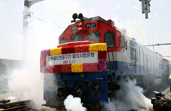 오전 11시 30분경 남북대표단이 탑승한 경의선 시험운행열차가 북녘땅을 향해 힘차게 출발하고 있다. [사진-인터넷사진공동취재단 남소연 기자]