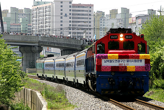 문산역을 출발한 경의선 시험운행열차가 도라산역을 향해 달리고 있다. 시험운행열차는 안전문제를 고려해 시속 20-30km로 서행해 개성역까지 달린다.[사진-인터넷사진공동취재단/김주영 기자]