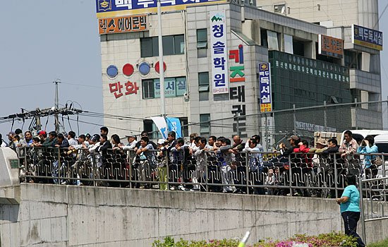 북으로 향하는 열차를 보기 위해 모인 문산시민들. [사진-인터넷사진공동취재단/김주영 기자]