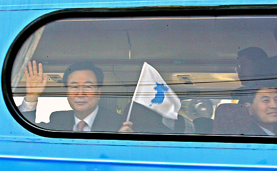 북으로 향하는 경의선 열차에 탑승한 대표단이 창밖 시민들을 향해 손을 흔들고 있다. [사진-인터넷사진공동취재단/김주영 기자]