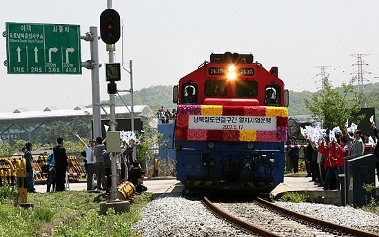 낮 12시 10분경 남측 최북단역인 도라산역을 지나 남방한계선인 통문 앞에 도착한 열차를 향해 통일기를 흔드는 환송단. [사진-인터넷사진공동취재단/김주영 기자]