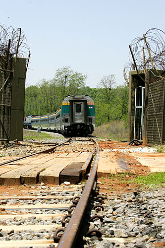 북으로 향하는 경의선 시험운행열차가 56년만에 활짝 열린 남방한계선 통문을 지나 비무장지대로 향하는 뒷모습. 군사분계선을 지나는 열차의 모습은 유엔사의 불허로 촬영할 수 없었다. [사진-인터넷사진공동취재단/김주영 기자]