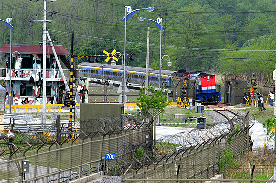 오후 3시50분경 경의선 시험운행열차가 남방한계선 통문을 지나 다시 남으로 내려오고 있다. [사진-인터넷사진공동취재단/김주영 기자]