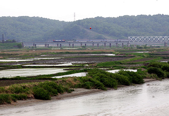 오후4시경 개성역에서 내려온 철마가 임진강을 건너고 있다. 내려오는 열차안은 남측대표단 뿐이지만 북측대표단과 56년만에 끊긴 철로를 함께 달리고 돌아온 남측대표단은 각자 '통일의 희망'을 안고 왔을 법하다. [사진-인터넷사진공동취재단/김주영 기자]