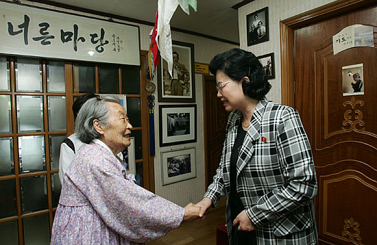19일부터 시작된'제8차 일본군'위안부' 문제해결을 위한 아시아연대회의'에 참석하는 북측 조대위(조선 일본군'위안부'및 강제연행피해자보상대책위원회) 홍선옥 위원장이 19일 오전 문익환 목사의 생가 '통일의 집'을 방문해 박용길 장로와 반갑게 인사를 나누고 있다. [사진-통일뉴스 김주영 기자]