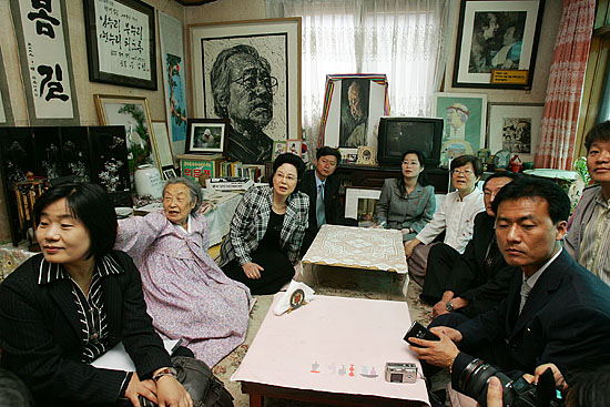 '통일의 집'에 둘러앉은 남북대표단이 문 목사의 생전 모습들과 유품들을 둘러보며 이야기 꽃을 피웠다. [사진-통일뉴스 김주영 기자]