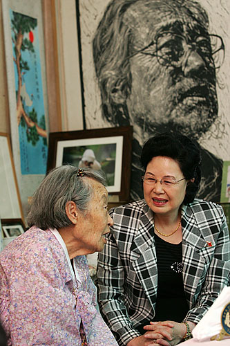 이야기 꽃 피우는 박용길 장로와 홍선옥 위원장. [사진-통일뉴스 김주영 기자]