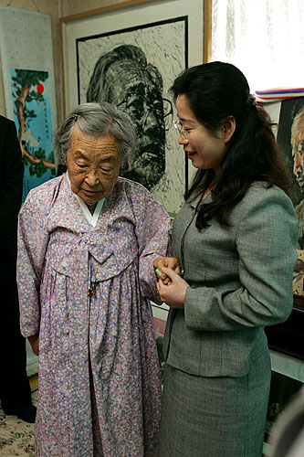 김춘실 조대위 위원이 박용길 장로가 좋아한다는 '심장에 남는 사람'을 부르고 있다.[사진-통일뉴스 김주영 기자]