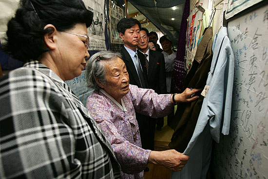 북측 대표단에게 문익환 목사가 생전 옥살이 당시 입었던 수의를 보여주고 있는 박용길 장로. [사진-통일뉴스 김주영 기자]