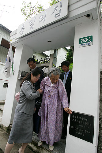 '통일의 집' 문 앞에서 북측 대표단을 배웅하는 박용길 장로. [사진-통일뉴스 김주영 기자]