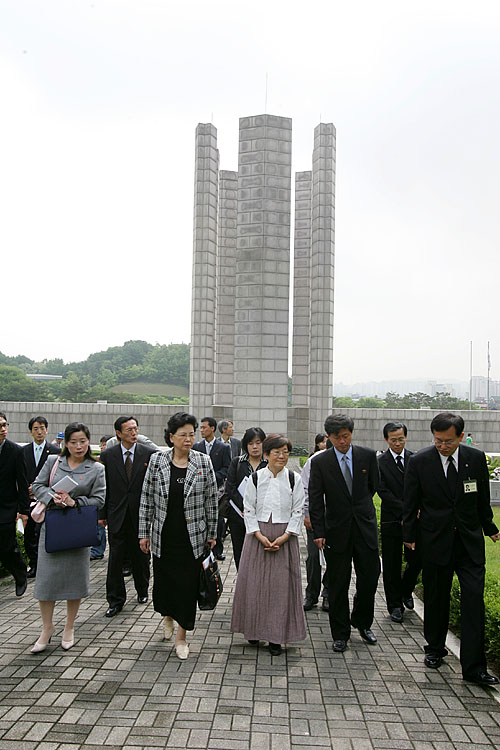 19일 오전 9시 30분경 북측 대표단이 서울 수유리 4.19민주묘지를 참배했다. [사진-통일뉴스 김주영 기자]