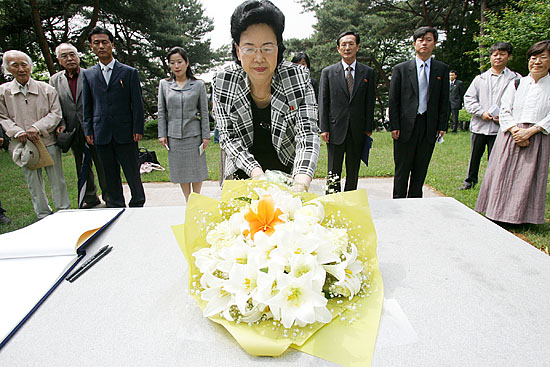 몽양 여운형 선생의 묘를 찾은 홍선옥 위원장과 북측 대표단이 선생의 묘에 헌화하고 있다. [사진-통일뉴스 김주영 기자]