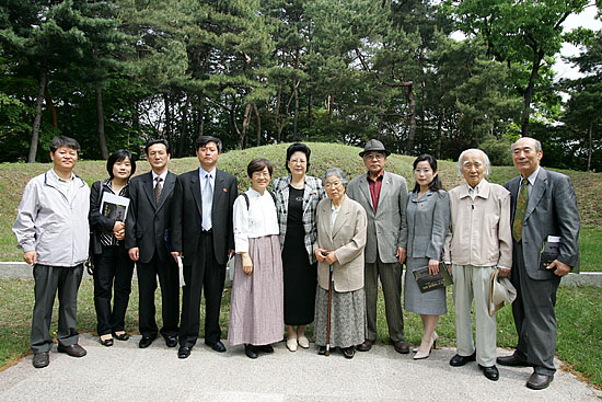 여운형 선생의 묘를 참배한 북측 대표단은 여운형 선생의 비서였던 이기형 시인 등과 기념촬영을 가졌다. [사진-통일뉴스 김주영 기자]