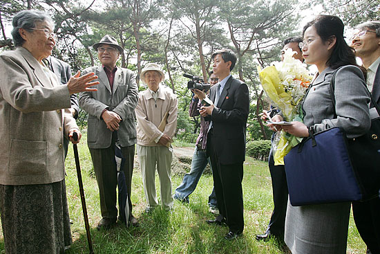 북으로 송환된 비전향 장기수 윤희보 선생의 부인인 박선애 선생(맨 왼쪽)과 대화를 나누고 있는 북측 대표단. [사진-통일뉴스 김주영 기자]
