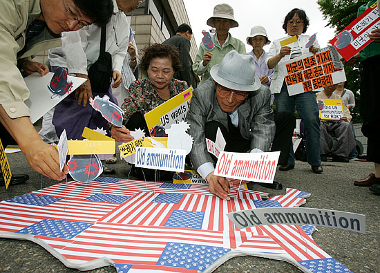 참가자들은 미군소유 폐기 탄약을 미국이 처리할 것을 요구하며 미국 지도에 '쓰레기 탄약'을 꽂는 퍼포먼스를 벌였다. [사진-통일뉴스 김주영 기자]