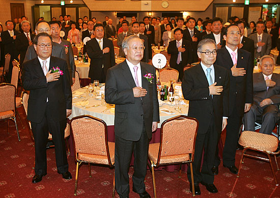 30일 오후 6시30분 서울 여의도 63빌딩 코스모스홀에서 '민족화해협력범국민협의회'(민화협, 대표상임의장 정세현)가 각계 내외빈 250여명이 참석한 가운데 '2007 민화협 후원의 날'행사를 열었다. (맨 앞줄 왼쪽부터)정세현 민화협 대표상임의장, 손경식 민화협 후원회장, 민주평통 김상근 수석부의장을 비롯한 내외빈이 국기에 대한 경례를 하고 있다.  [사진-통일뉴스 김주영 기자]