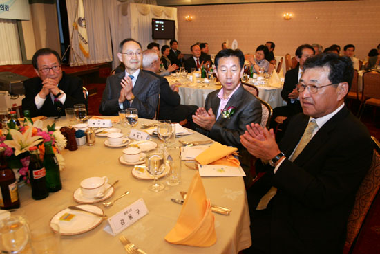 이날 행사에는 현대아산 윤만준 사장(맨 오른쪽)을 비롯해 열린우리당 장영달 원내대표, 김성곤 국회국방위 위원장, 김희선 열린우리당 의원, 한나라당 고진화 의원 등 현직 국회의원들이 참석했다. [사진-통일뉴스 김주영 기자]