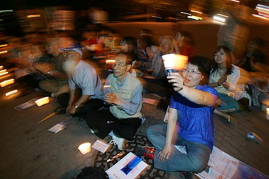 평화사진작가 이시우 작가의 옥중단식이 43일째를 맞은 1일 오후 검찰청 앞에서 이시우 작가의 석방을 촉구하는 촛불문화제가 열렸다.[사진-통일뉴스 김주영 기자]